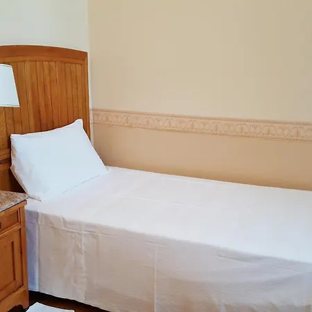 Roma E Rocca Cavour 3*