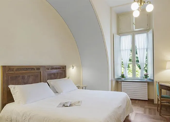 Roma E Rocca Cavour 3*