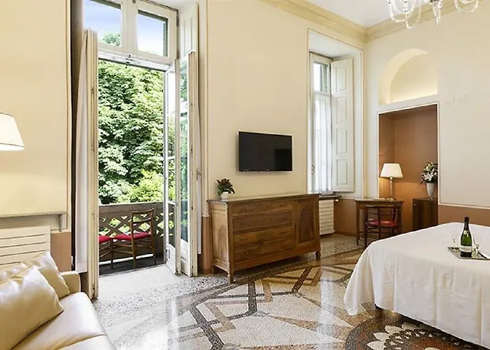 Roma E Rocca Cavour Hotell