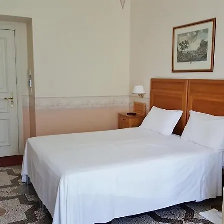 Hotel Roma E Rocca Cavour 3*