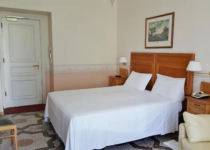 Hotel Roma E Rocca Cavour 3*